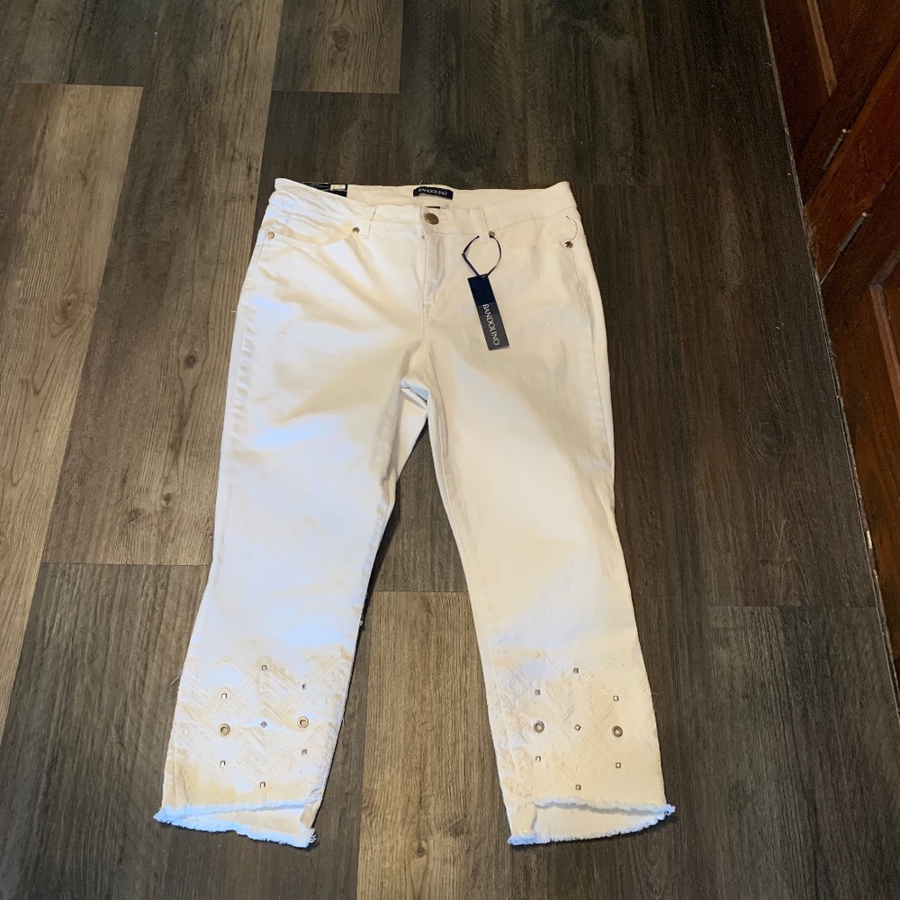 Bandolino Lisbeth curvy stretch Capri in white. NWT. Retail 78.99